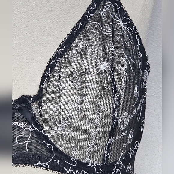 Unlined black mesh Savage Fenty bra with white embroidery pattern - Picture 7 of 7